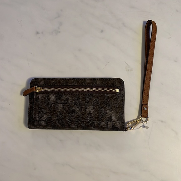 New Michael Kors wristlet - Picture 3 of 4